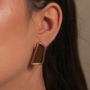 Brinco geométrico retangular orgânico resinado marrom banhado em ouro 18k