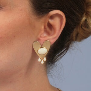 Brinco geométrico coração com resina cor off white no meio banhado em ouro 18k