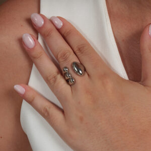 Anel design concha assimétrica orgânica lisa banhado em ouro branco