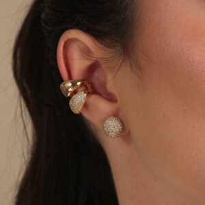 Brinco meia bola pavê com piercing bold cravejado e liso banhado em ouro 18k
