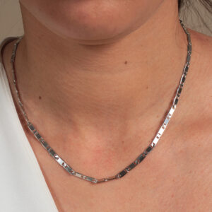 Colar piastrine banhado em ouro branco