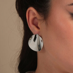 Brinco chapa ondulada liso banhado em ouro branco