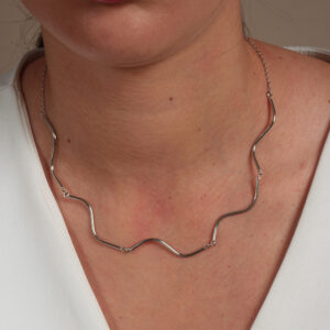 Colar ondulado orgânico banhado em ouro branco