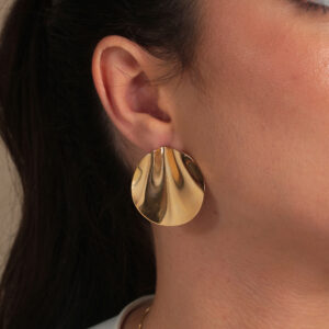 Brinco chapa ondulada lisa banhado em ouro 18k