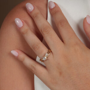 Anel fio duplo orgânico com corações banhado em ouro 18k