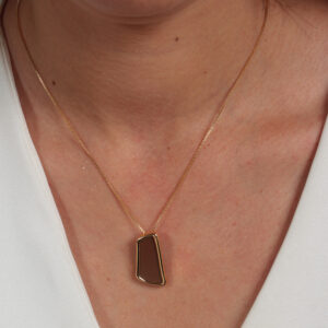 Colar geométrico retangular orgânico resinado marrom banhado em ouro 18k