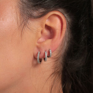 Trio de argolinhas clássicas cravejadas banhado em ouro branco