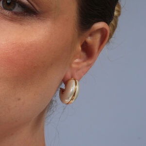 Brinco meia argola madrepérola banhado em ouro 18k