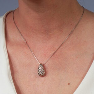 Colar com pingente gota com listras cravejada banhado em ouro branco