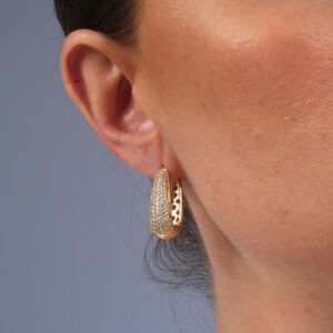 Argola formato gota cravejada banhado em ouro 18k