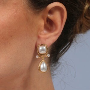 Brinco duplo de pérola formato geométrico banhado em ouro 18k
