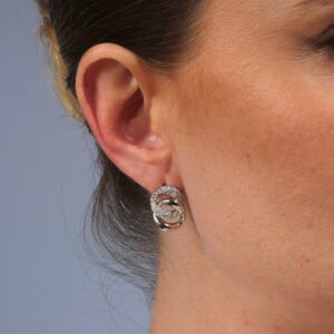 Brinco elos entrelaçado liso e cravejado banhado em ouro branco