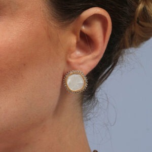 Brinco madrepérola com adorno cravejado banhado em ouro 18k