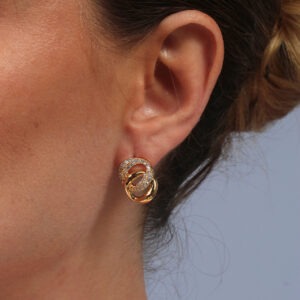 Brinco elos entrelaçados liso e cravejado banhado em ouro 18k