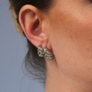 Kit de brincos gotas com listras cravejadas banhado em ouro branco