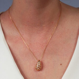 Colar com pingente gota com listras cravejada banhado em ouro 18k