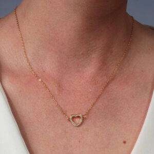 Colar corrente cadeado slim com pingente coração cravejado banhado em ouro 18k