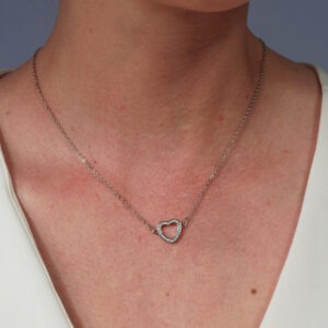 Colar corrente cadeado slim com pingente coração cravejado banhado em ouro branco