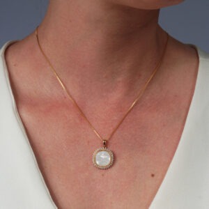 Colar com pingente resina pérola adorno cravejado banhado em ouro 18k