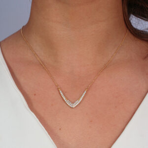 Colar pingente formato boomerang cravejado banhado em ouro 18k