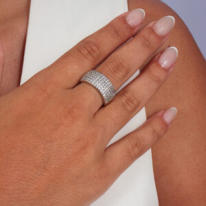 Anel pavê largo banhado em ouro branco