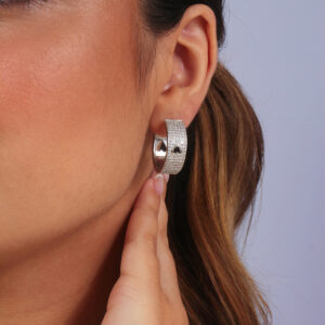 Argola cravejada com coração inverso vazado banhado em ouro branco