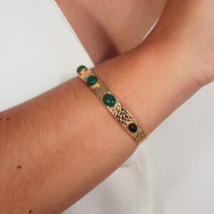 Bracelete texturizado com pedras ovais verde esmeralda banhado em ouro 18k