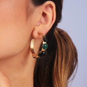 Argola com pedras preta e verde banhada em ouro 18k