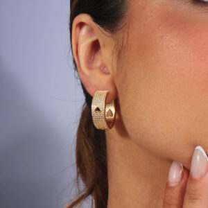 Argola cravejada com coração inverso vazado banhado em ouro 18k