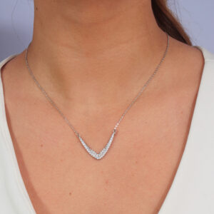 Colar pingente formato boomerang cravejado banhado em ouro branco