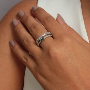 Anel ajustavél fileira de navetes e zircônia esmeralda banhado em ouro branco