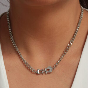 Colar elos grumet grosso com pingente design fivela cravejada banhado em ouro branco