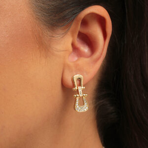 Brinco design fivela estilizada banhado em ouro 18k