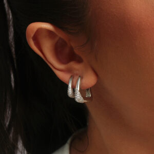 Kit argolas triangulares com detalhes cravejado banhado em ouro branco