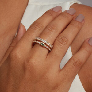 Anel ajustavél fileira de navetes e zircônia esmeralda banhado em ouro 18k