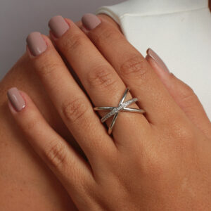 Anel cruzado com fileira cravejada banhado em ouro branco