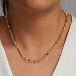 Colar elos grumet grosso com pingente design fivela cravejada banhado em ouro 18k