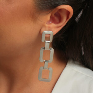 Brinco comprido elos geométricos texturizados banhado em branco