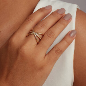 Anel cruzado com fileira cravejada banhado em ouro 18k