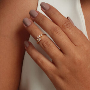 Falange delicada com zircônia navete cristal e pontos de luz banhado em ouro 18k