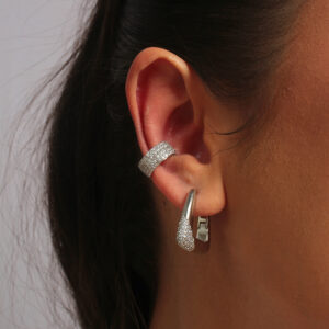 Kit argola triangular com detalhes e piercing fake todo cravejado banhado em ouro branco