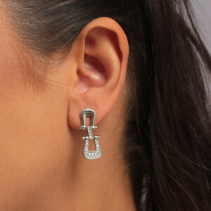 Brinco design fivela estilizada banhado em ouro branco