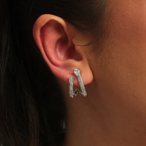 Brinco diferenciado cravejado com zircônias de gota cristal banhado em ouro branco