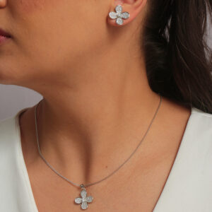 Conjunto flor quatro petálas cravejada banhado em ouro branco