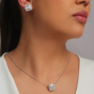 Conjunto quadrado cravejado com zircônias navetes cristais banhado em branco