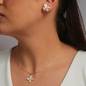 Conjunto flor quatro petálas cravejada banhado em ouro 18k