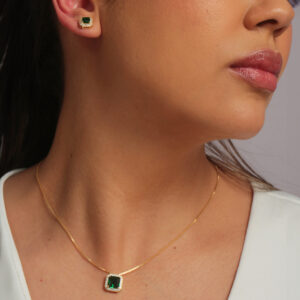 Conjunto zircônia esmeralda com adorno cravejado banhado em ouro 18k