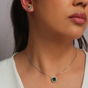 Conjunto zircônia esmeralda com adorno cravejado banhado em ouro branco