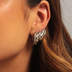 Trio de argolas de corações vazado banhado em ouro branco