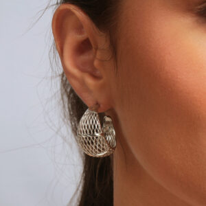 Argola rendada banhada em ouro branco